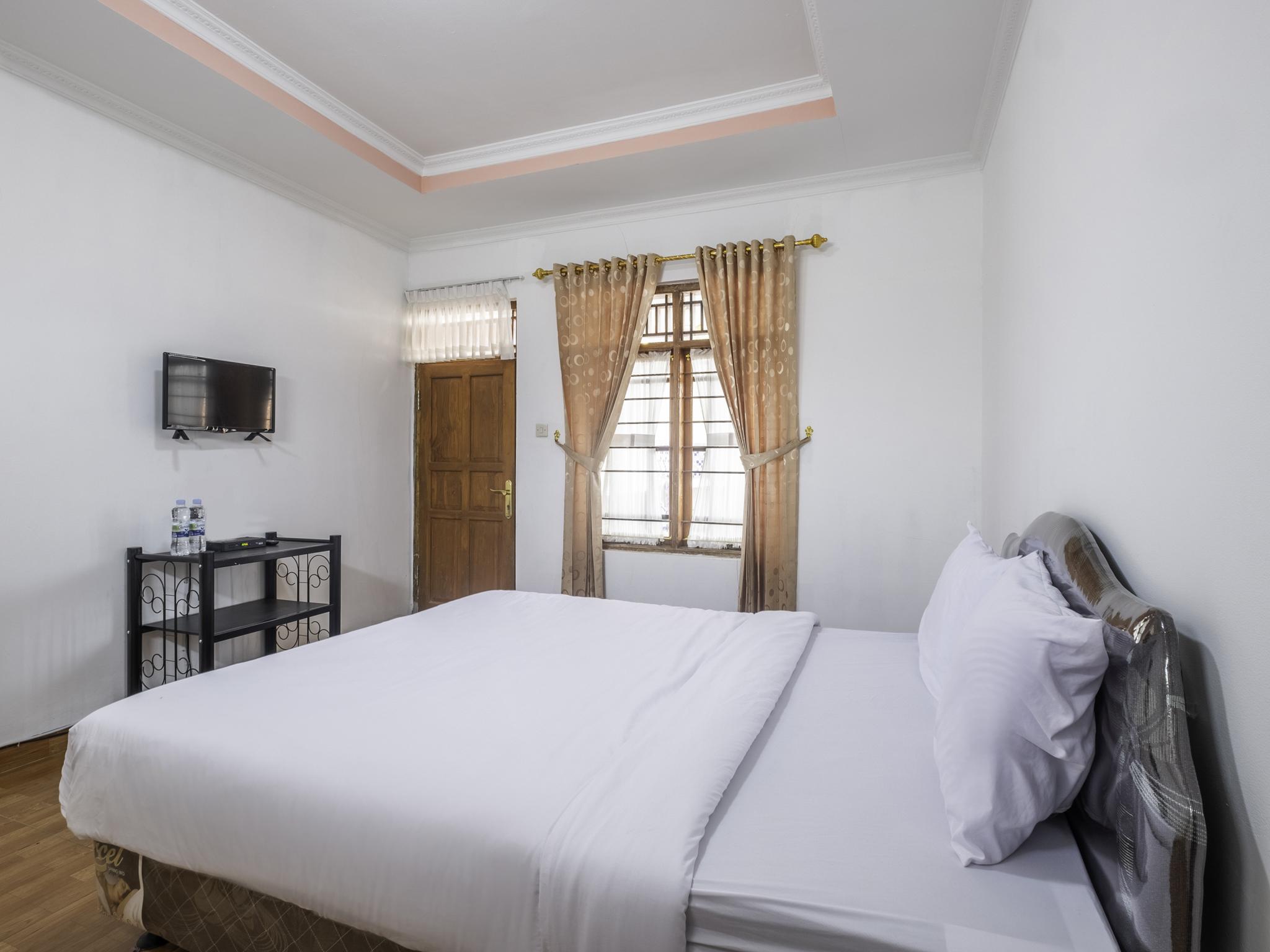 Capital O 1541 Puri Cikole Asri Hotel Lembang Exterior photo