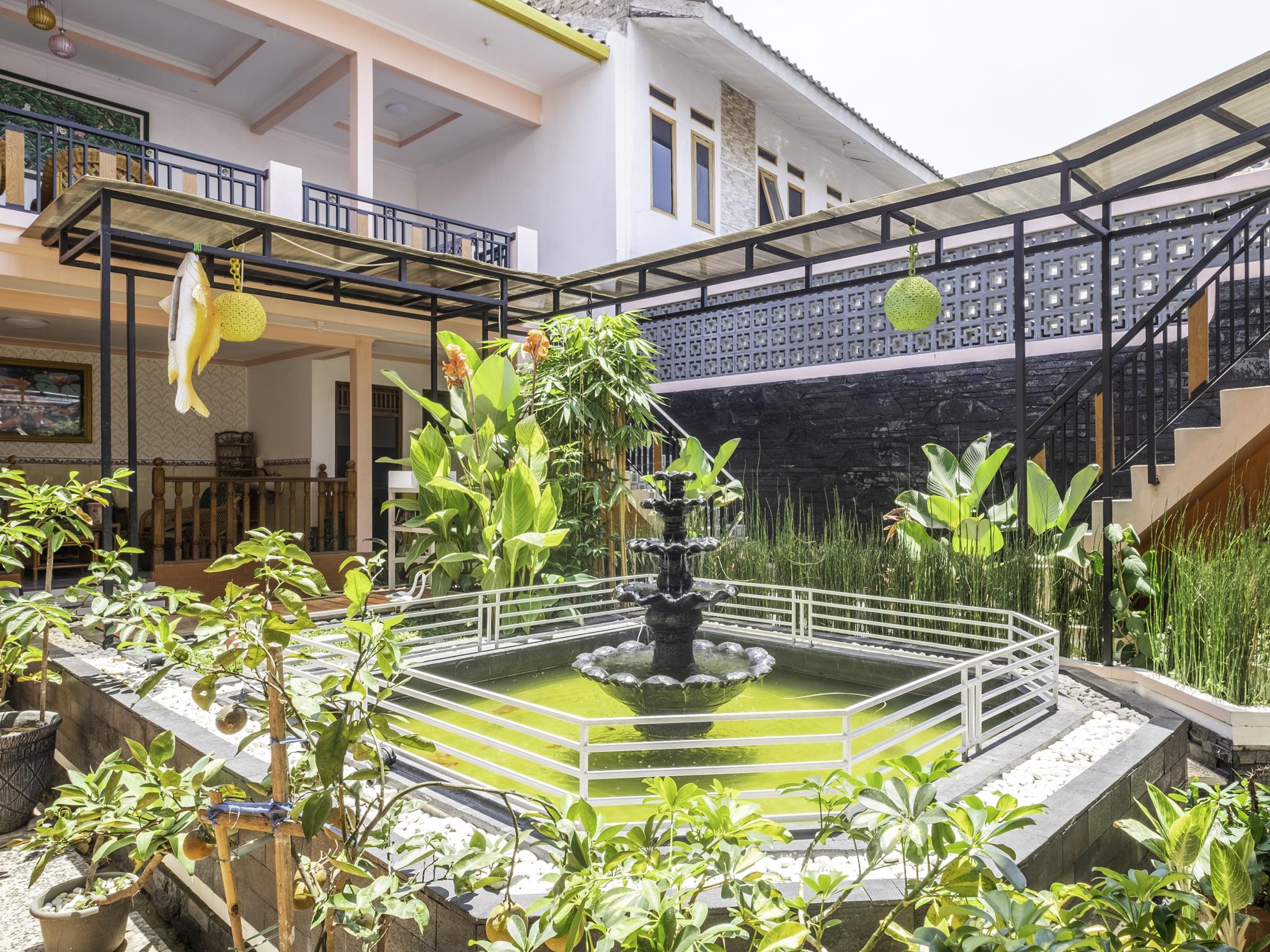 Capital O 1541 Puri Cikole Asri Hotel Lembang Exterior photo